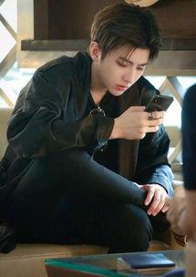 娱乐八卦最新爆料蔡徐坤,神秘女友身份引网友热议